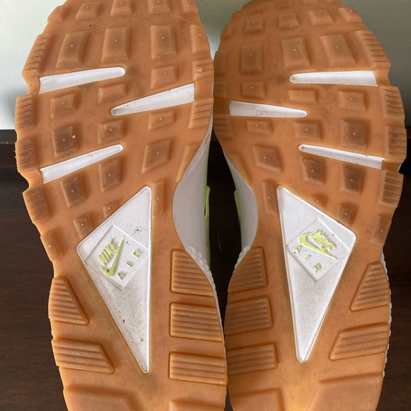 NIKE WOMEN’S AIR HUARACHE - Picture 5 of 6